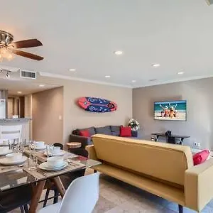  Holiday home Awesome 3br 2bth 1 Block To C2